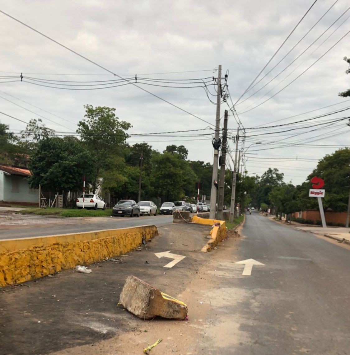pablocallizob's tweet photo. Están por habilitar este giro a la izquierda sobre la Av. Perón casi Cacique, mal construido, con solo 2,20m de ancho y sin los criterios de diseño vial adecuados. Advertimos a la @AsuncionMuni de esta situación para no ser cómplices de un vuelco o accidente que se pueda generar https://t.co/5zOyaRAN34