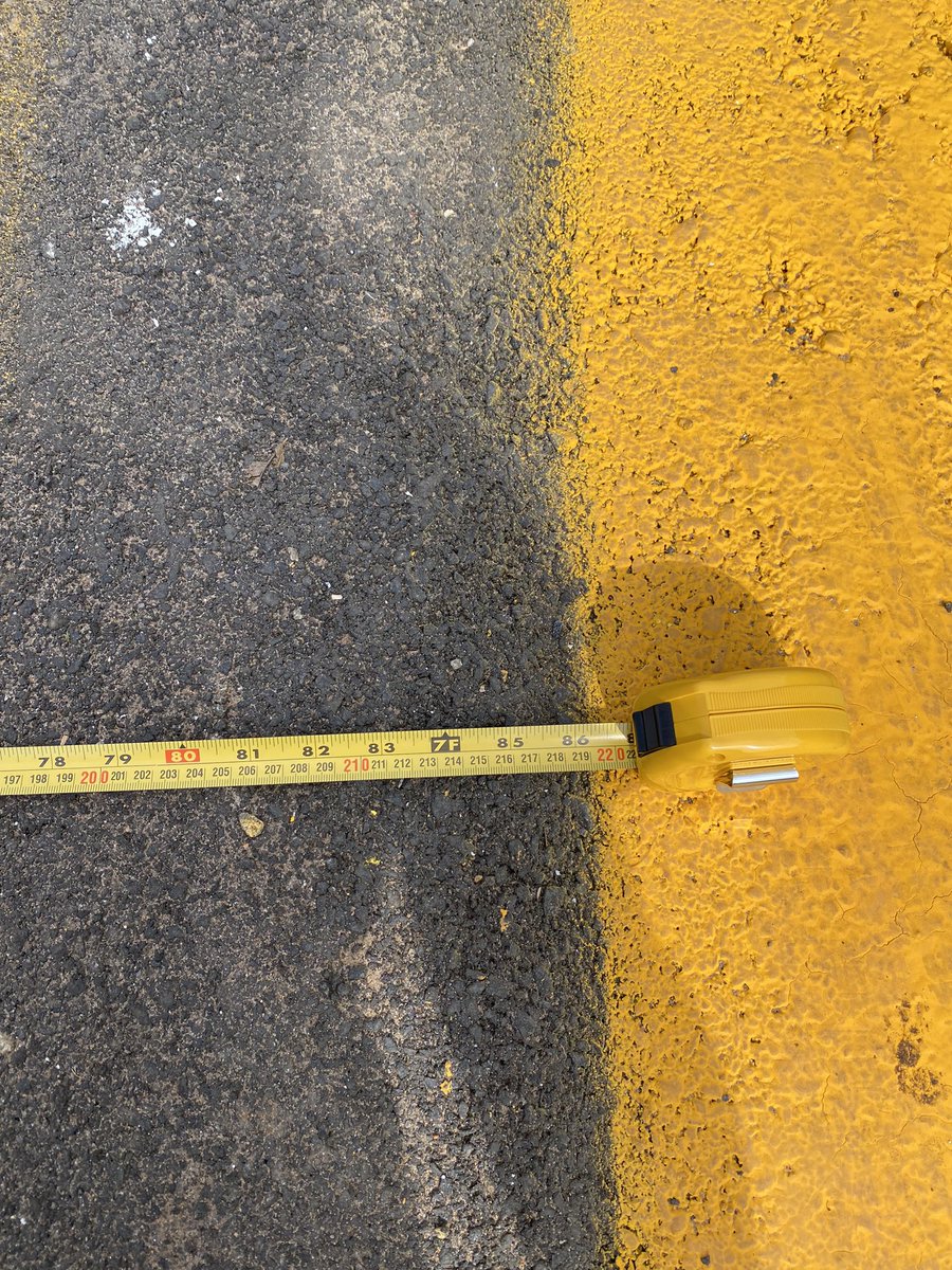 pablocallizob's tweet photo. Están por habilitar este giro a la izquierda sobre la Av. Perón casi Cacique, mal construido, con solo 2,20m de ancho y sin los criterios de diseño vial adecuados. Advertimos a la @AsuncionMuni de esta situación para no ser cómplices de un vuelco o accidente que se pueda generar https://t.co/5zOyaRAN34