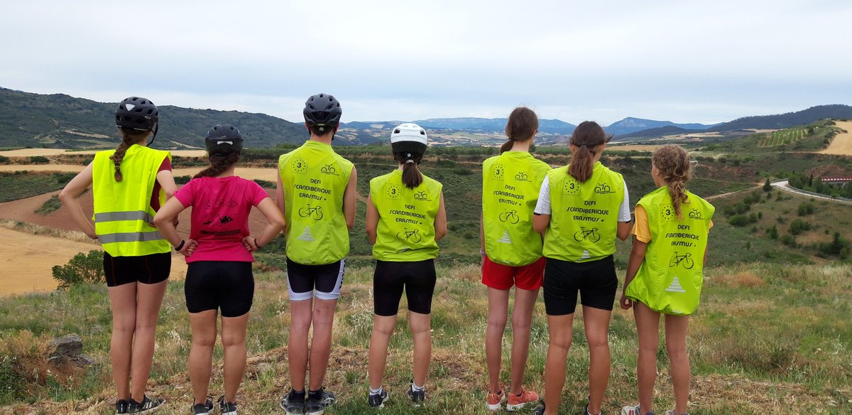 CBoildieu's tweet photo. Étape 1 sur El Camino de Santiago, en mode VTT pour les élèves de @BedelCollege et @sancernin : que la montagne est belle ! 🚵‍♀️🚵‍♂️ @ErasmusplusJeun @CAChatellerault @DaugeValerie https://t.co/AN0XZsugXj