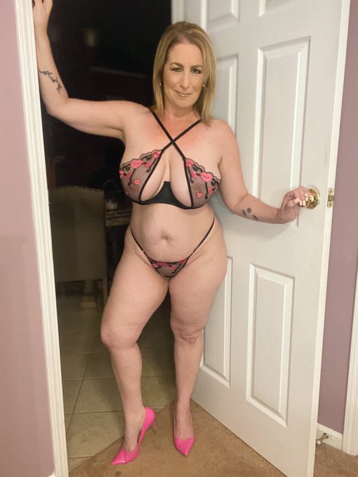 It’s Milf Monday! 😜 Retweet this if you love my new sexy lingerie!! And don’t forget to check out my