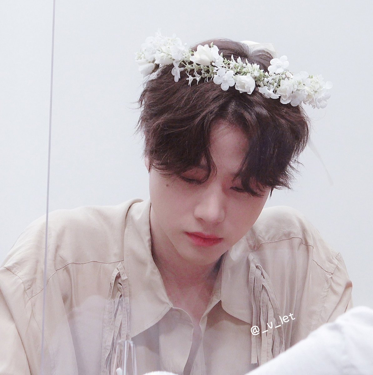 llet0207's tweet photo. 220605 케타포 대면 팬싸 #진환

내 눈앞에 천사가 있었어 🧡
화관 너무 이뻤어요 너무 감사해오 🥲🥲 https://t.co/ngZkxzbSH3
