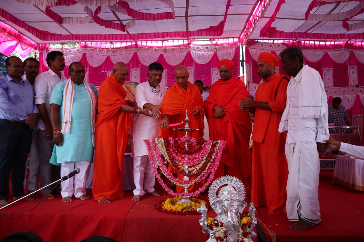 INCKarnataka's tweet photo. ಕೆಪಿಸಿಸಿ ಅಧ್ಯಕ್ಷರಾದ @DKShivakumar ಅವರು ರಾಮನಗರ ಜಿಲ್ಲೆ ಕನಕಪುರ ತಾಲೂಕಿನ ಯಡಮಾರನಹಳ್ಳಿಯಲ್ಲಿ ಶ್ರೀ ಸಿದ್ದಪ್ಪಾಜಿ ಗದ್ದುಗೆ, ದೇಗುಲದ ಧ್ವಜಸ್ತಂಭ, ದಾಸೋಹ ಭವನ ಉದ್ಘಾಟನಾ ಸಮಾರಂಭದಲ್ಲಿ ಪಾಲ್ಗೊಂಡರು. ಆದಿಚುಂಚನಗಿರಿ ಶ್ರೀ ನಿರ್ಮಲಾನಂದ ಸ್ವಾಮೀಜಿ, ರಾಮನಗರ ಶಾಖಾಮಠದ ಶ್ರೀ ಅಂದಾನ ಸ್ವಾಮೀಜಿ ಸೇರಿದಂತೆ ಹಲವರು ಉಪಸ್ಥಿತ���ಿದ್ದರು. https://t.co/lbMajt1L0q