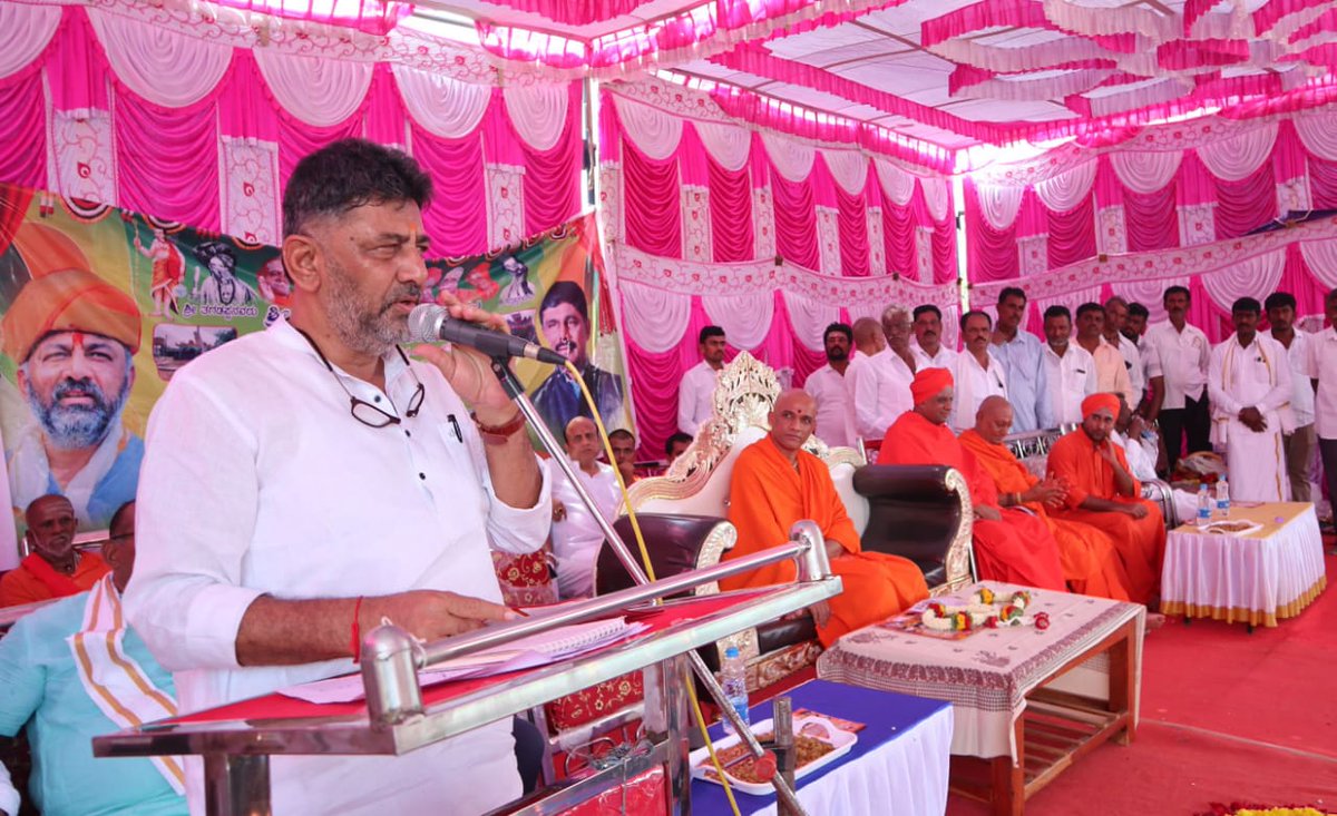 INCKarnataka's tweet photo. ಕೆಪಿಸಿಸಿ ಅಧ್ಯಕ್ಷರಾದ @DKShivakumar ಅವರು ರಾಮನಗರ ಜಿಲ್ಲೆ ಕನಕಪುರ ತಾಲೂಕಿನ ಯಡಮಾರನಹಳ್ಳಿಯಲ್ಲಿ ಶ್ರೀ ಸಿದ್ದಪ್ಪಾಜಿ ಗದ್ದುಗೆ, ದೇಗುಲದ ಧ್ವಜಸ್ತಂಭ, ದಾಸೋಹ ಭವನ ಉದ್ಘಾಟನಾ ಸಮಾರಂಭದಲ್ಲಿ ಪಾಲ್ಗೊಂಡರು. ಆದಿಚುಂಚನಗಿರಿ ಶ್ರೀ ನಿರ್ಮಲಾನಂದ ಸ್ವಾಮೀಜಿ, ರಾಮನಗರ ಶಾಖಾಮಠದ ಶ್ರೀ ಅಂದಾನ ಸ್ವಾಮೀಜಿ ಸೇರಿದಂತೆ ಹಲವರು ಉಪಸ್ಥಿತ���ಿದ್ದರು. https://t.co/lbMajt1L0q