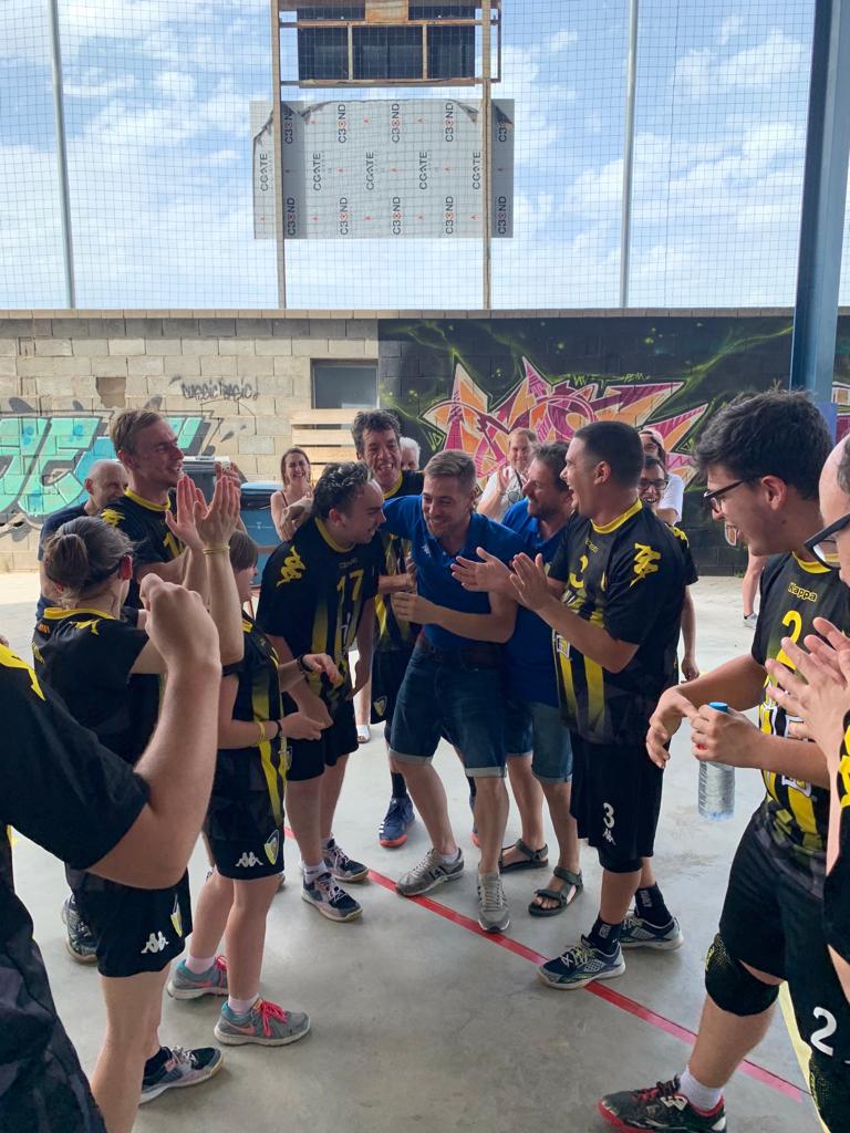 cjhmataro's tweet photo. 🔝 El Hapo Fem Adaptat campió de la 🏆 en un partit extremadament disputat, amb molts nervis, però que en la majoria de moments es va saber dominar. 
🎉Tercer títol de la temporada i acaba l'any amb un ple d'èxits, tant esportius com personals. Felicitats cracks🥳🤾🏻‍♀️🤾‍♂️💛🖤🐝 https://t.co/mfyUzev5SC