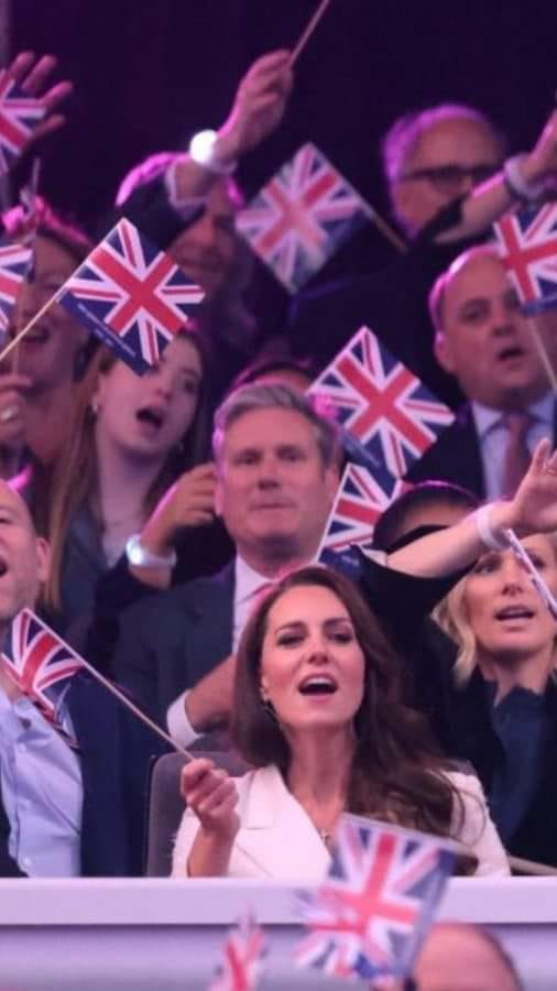 Antipolluters's tweet photo. STARMER: Couldn't even bring himself to sing 'God Save The Queen' in front of members of the Royal Family. #StarmerOut 

#BackBorisOrResign #BackBoris https://t.co/omdH3vRfsf