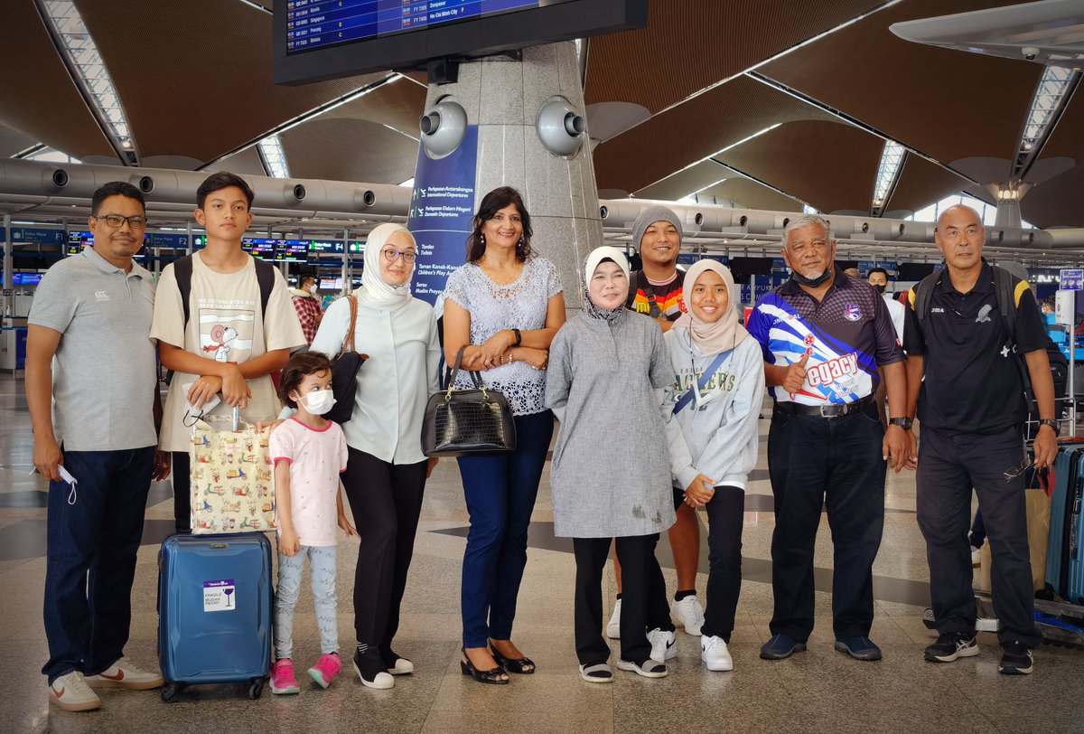 ppbswm_srikandi's tweet photo. 4 Jun 2022 - Puan Presiden, Normala Rashid & Puan Rachel Gomez turut hadir di KLIA sebelum Azurin & delegasi Kelab Bolasepak Sime Darby berlepas ke Croatia utk Program Pembangunan Bolasepak dengan Kelab NK Osijek
#PPBSWM
#bolasepakwanitaMalaysia
#womensfootballMalaysia https://t.co/AulcYijLoT