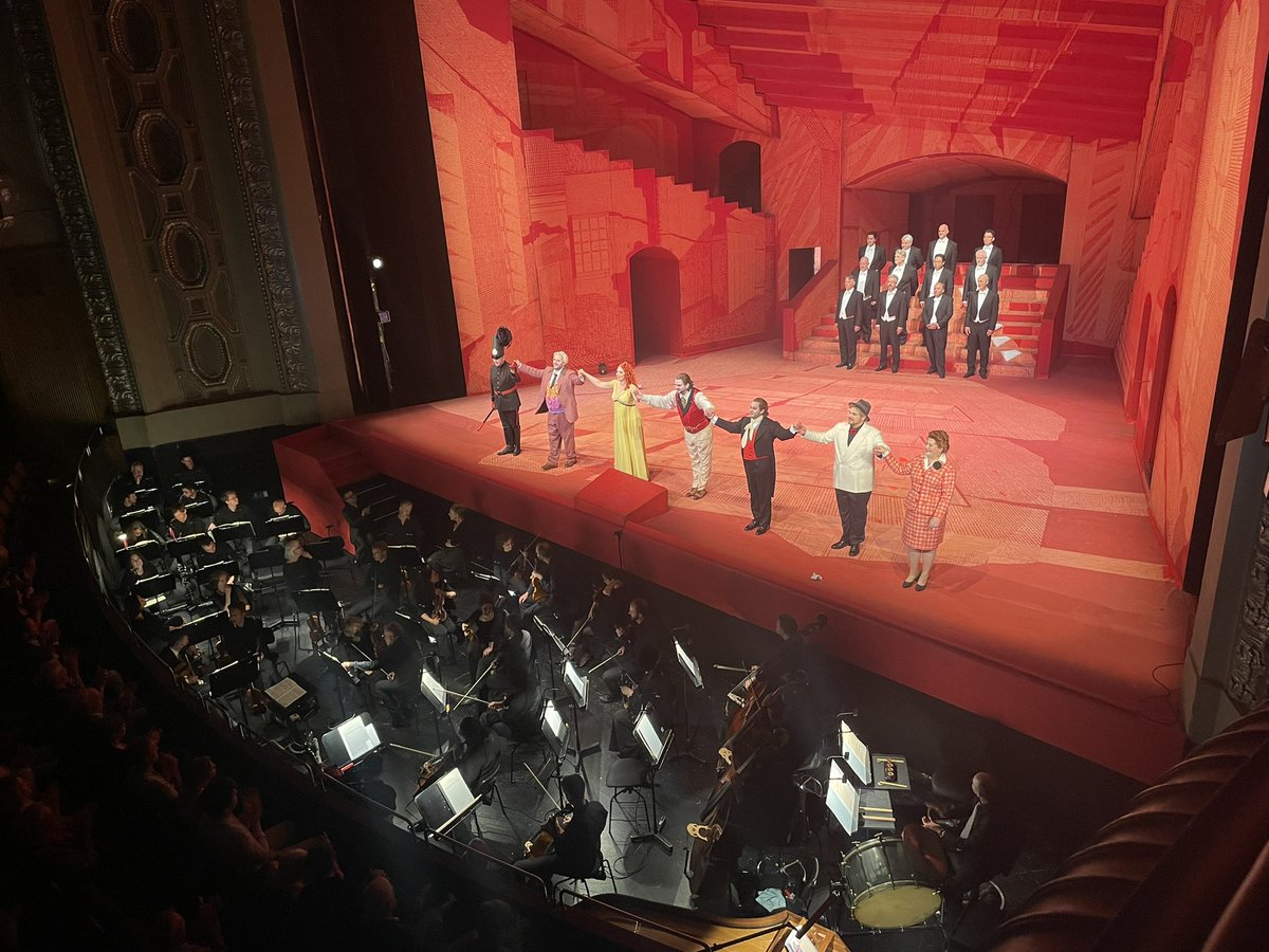 oper_stuttgart's tweet photo. Bravi für unseren nachmittäglichen Pfingst-Barbier! Um 19 Uhr gibt’s heute die zweite Vorstellung von Rossinis Oper. #StgtBarbiere https://t.co/zn3UMCCM5R