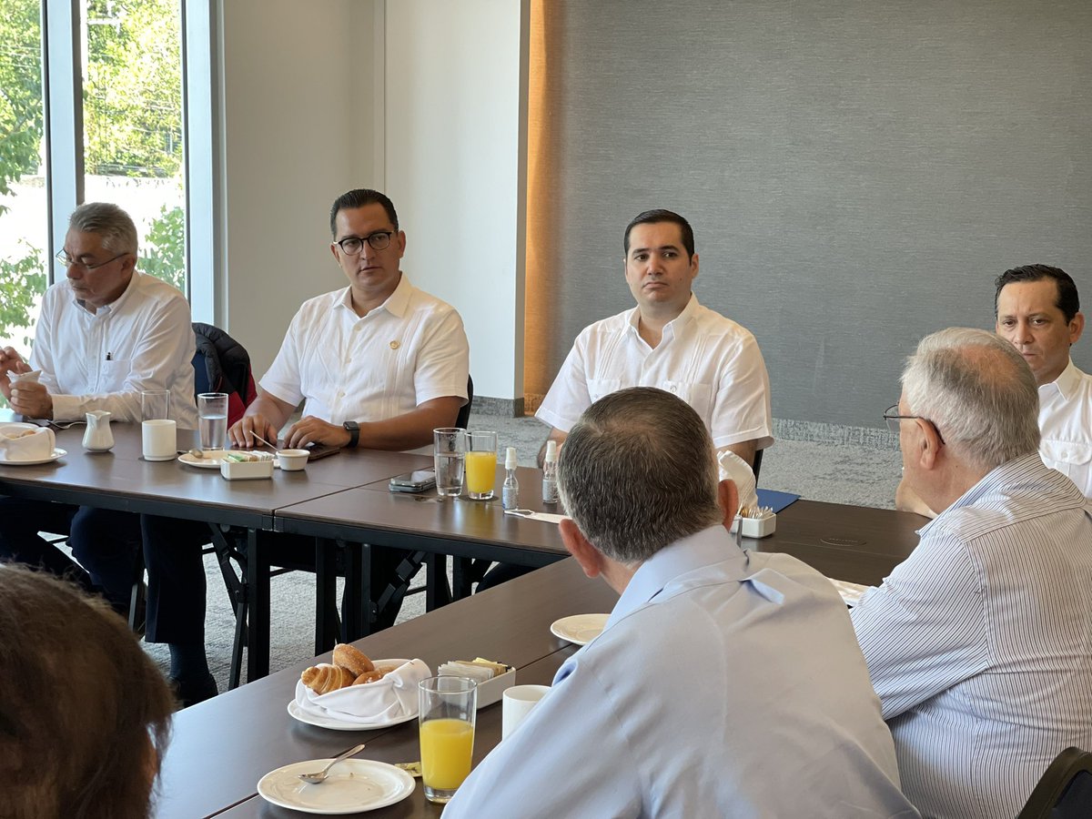 JACentenoR's tweet photo. ¡Buenos días!

Con un desayuno típico yucateco, iniciamos actividades en la hermosa ciudad de #Mérida con el presidente @jorge_charruf y los expresidentes de @CANACINTRAYuc. 

Analizamos estrategias y demandas de la industria yucateca. https://t.co/utMlvZYUBJ