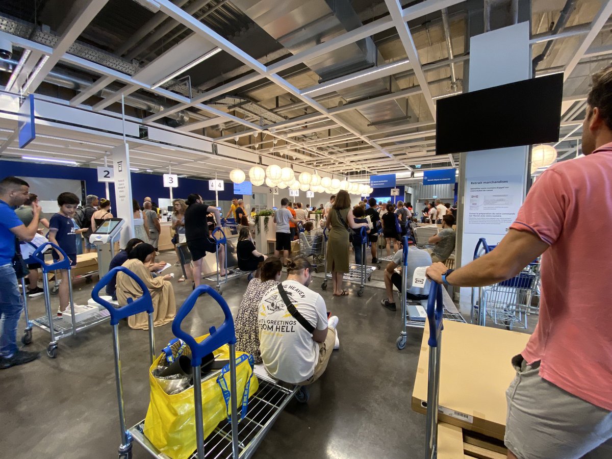 Expérience surréaliste chez #ikeanice … Des clients qui sont là depuis 2 heures à attendre un parasol, une chaise 🙈🙈🙈