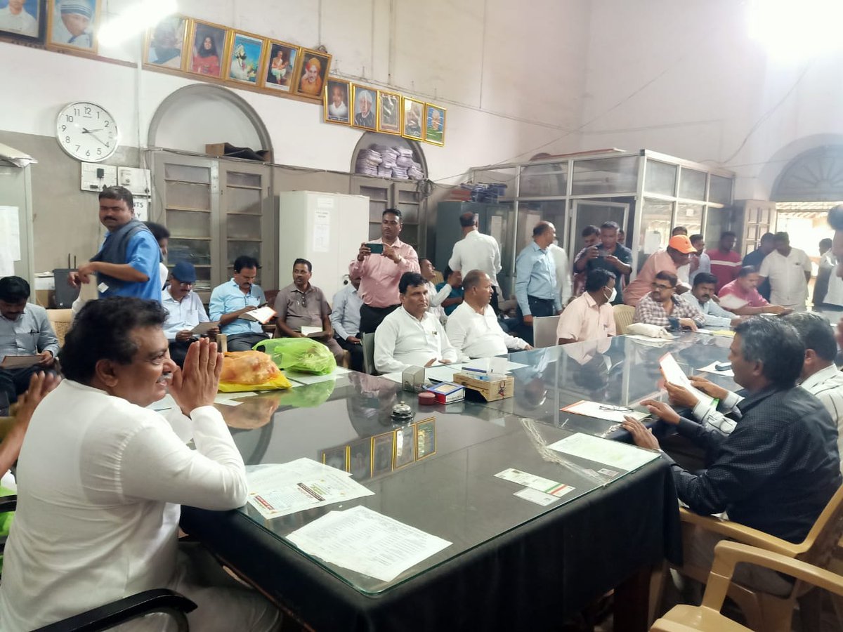MBPatil's tweet photo. ರಾಜ್ಯ ವಿಧಾನಪರಿಷತ್ ಚುನಾವಣೆ-2022 ನಿಮಿತ್ತ ವಾಯುವ್ಯ ಶಿಕ್ಷಕರ ಕ್ಷೇತ್ರ ದಿಂದ ಕಾಂಗ್ರೆಸ್ ಅಭ್ಯರ್ಥಿಯಾಗಿ ಮಾಜಿ ಸಚಿವರಾದ  ಶ್ರೀ ಪ್ರಕಾಶ್ ಹುಕ್ಕೇರಿ ಹಾಗೂ ವಾಯುವ್ಯ ಪದವೀಧರ ಕ್ಷೇತ್ರದಿಂದ ವಕೀಲರಾದ  ಶ್ರೀ ಸುನೀಲ ಸಂಕ ಅವರು ಸ್ಪರ್ಧಿಸುತ್ತಿದ್ದು ಅವರ ಪರವಾಗಿ ವಿಜಯಪುರದಲ್ಲಿ ಈದಿನ ಪ್ರಚಾರ ಕೈಗೊಳ್ಳಲಾಯಿತು. https://t.co/v9Qqqo0LFD