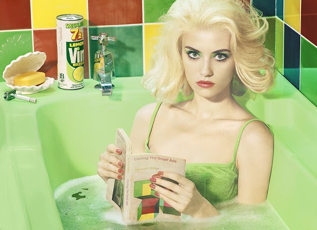 Thursdayclue's tweet photo. 📸 Miles Aldridge
#photography  #girlsreading https://t.co/gRMYhVSXu4