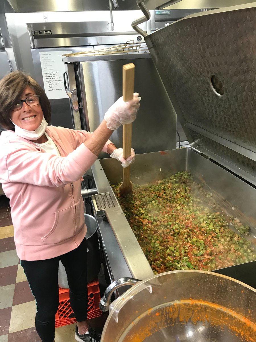412FoodRescue's tweet photo. Our staff + volunteers at the #GoodFoodProject are #ZeroWaste magicians! Five days a week, they prepare nutritious meals ENTIRELY from rescued ingredients.
"It is so gratifying to see such delicious and wholesome meals made for many in need. No food should be wasted!" 🍅 https://t.co/y982midN3R