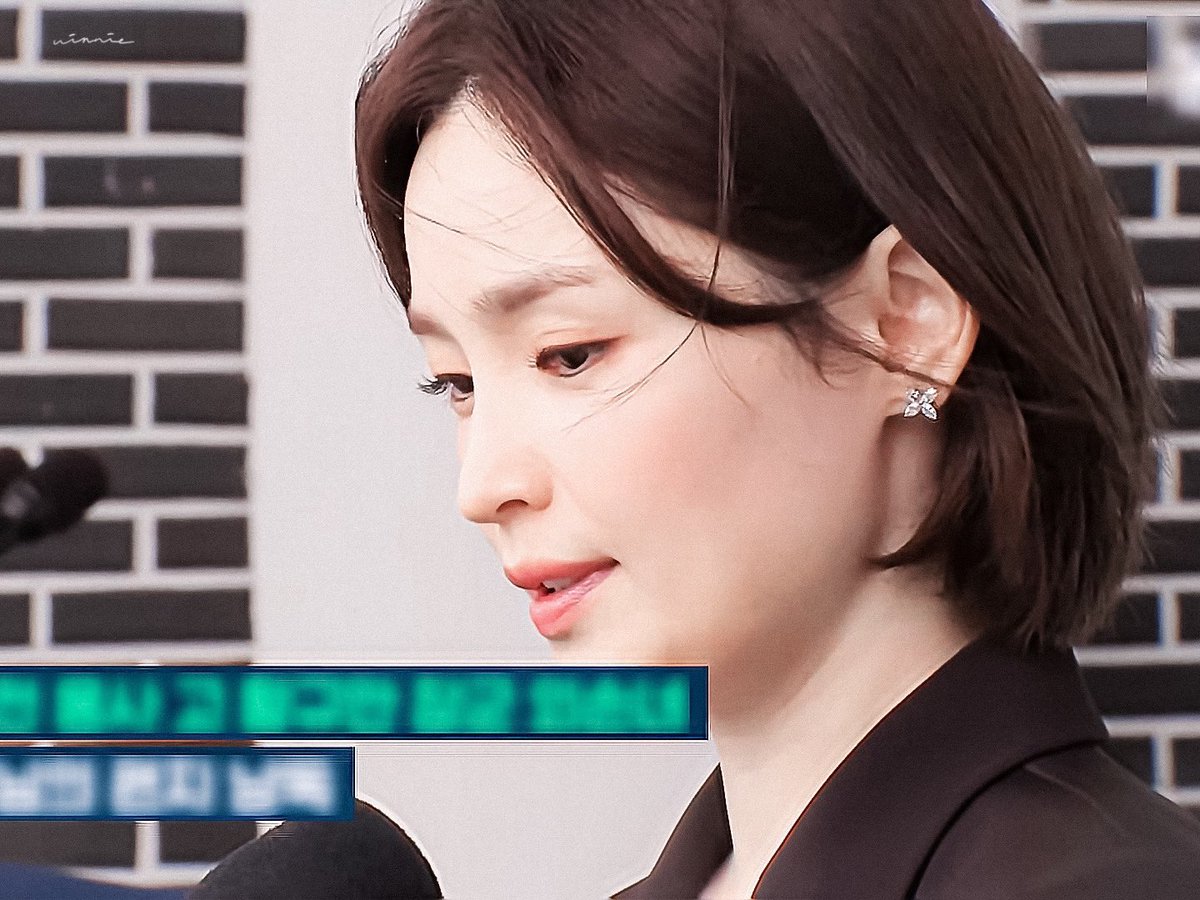 너무 예뻐서 죽는 중이야...............
아직 여기서 못 헤어나옴............
공주님 같어... 멋있고 자랑스러움