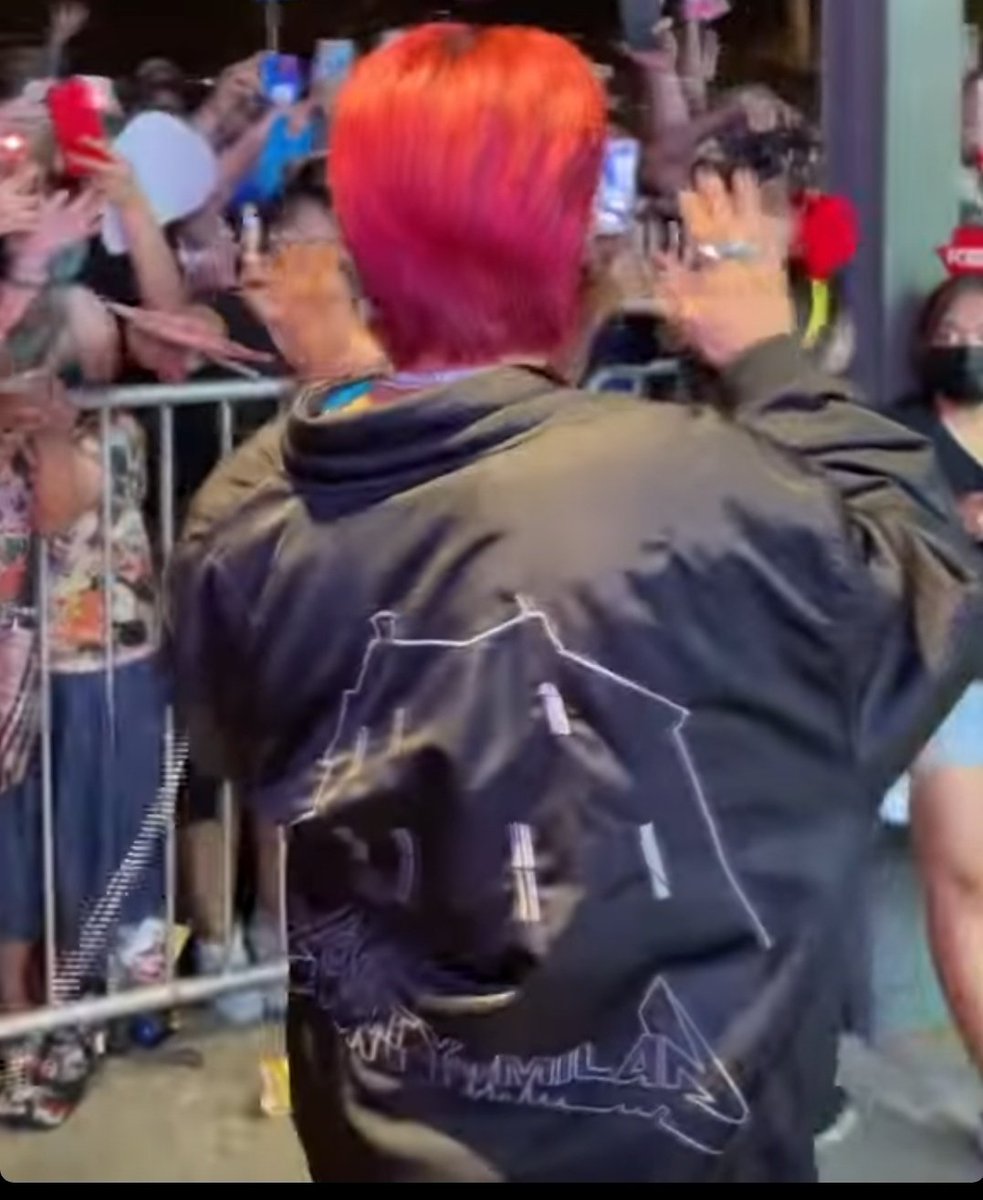 KenSusonSisiw's tweet photo. AA YONG "COUNTY OF MILAN" JACKET NI KEN WORTH 62K???????  + THE "GUCCI SHOES" WORTH 52K?????? 😭 SINAMPAL NA NAMAN PO AKO NG KAHIRAPAN. GUS2 Q LANG NAMAN MAGPABUDOL 😭😭😭 PERO ATRAS VEBS.

#FelipBULANOnWishBus 
#FELIP_Bulan https://t.co/8M9F5kzgCO