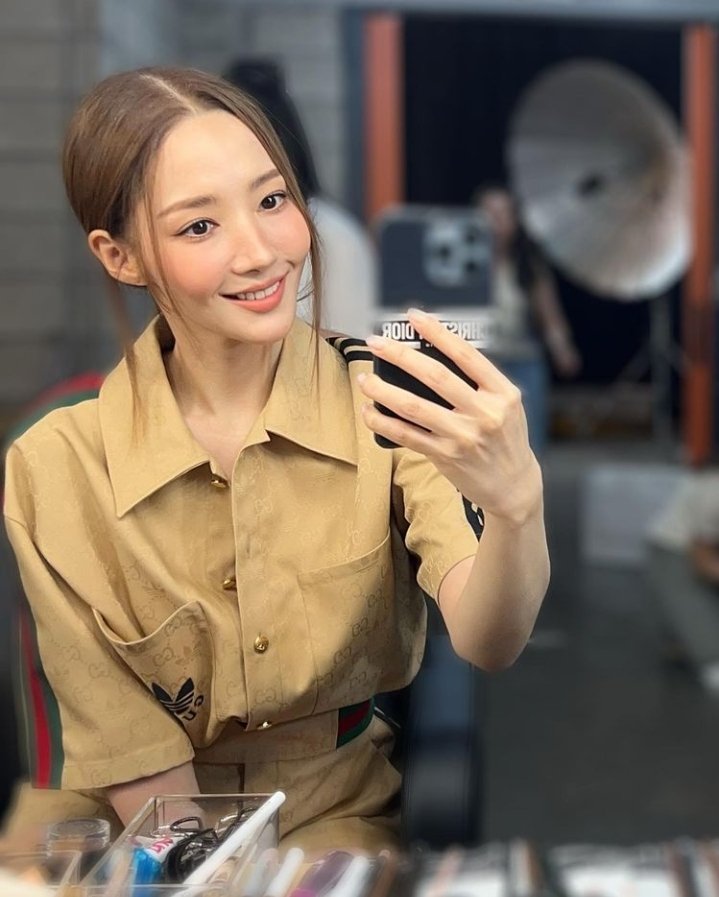 i understand the fans' concerns that  #ParkMinYoung looked skinnier.. i miss her cheeks too. but here's the thing. 1st, its really hard to maintain a certain weight, esp if you are required + the fact that shes on her mid 30s, that's like triple harder (cont)