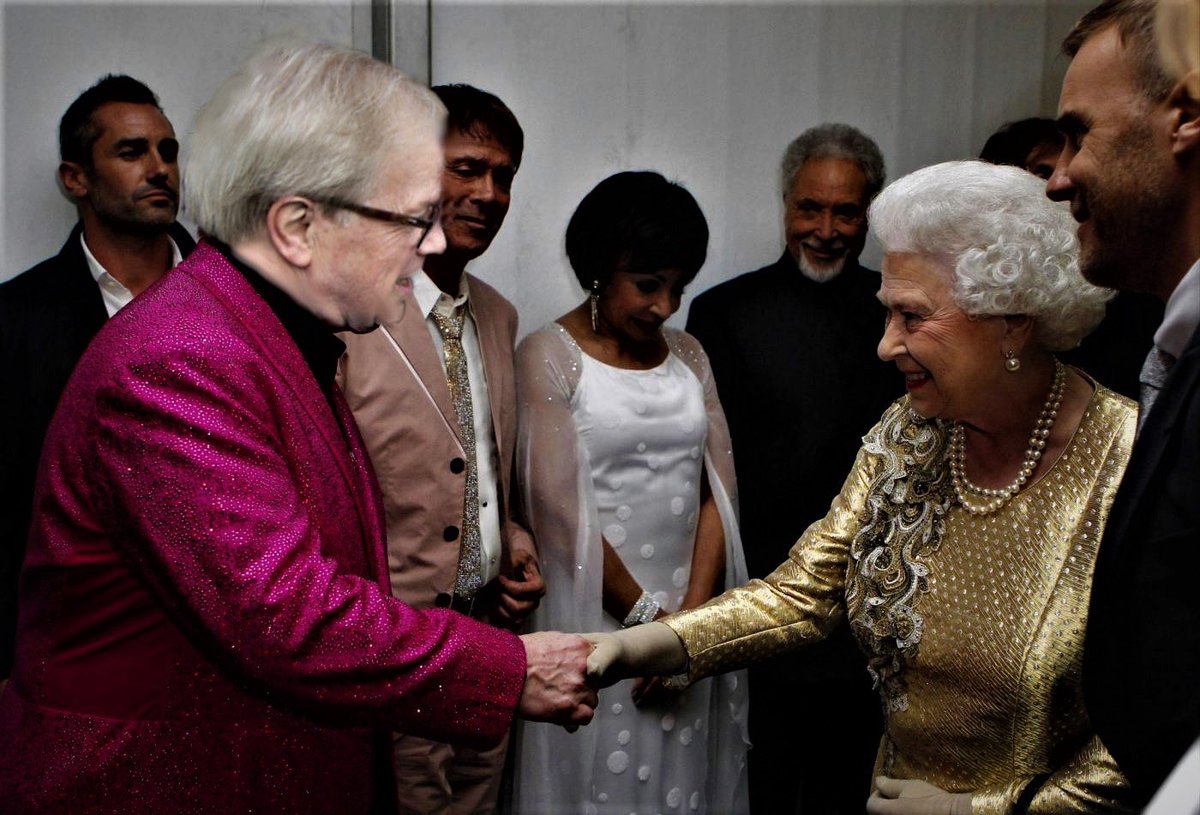 Betty e l’amico Pier alla merenda di Buckingham Palace… raga dopo vi racconto il menu 🤣🎩🙏🍔🌭🍗🥩🍞🥯🥕