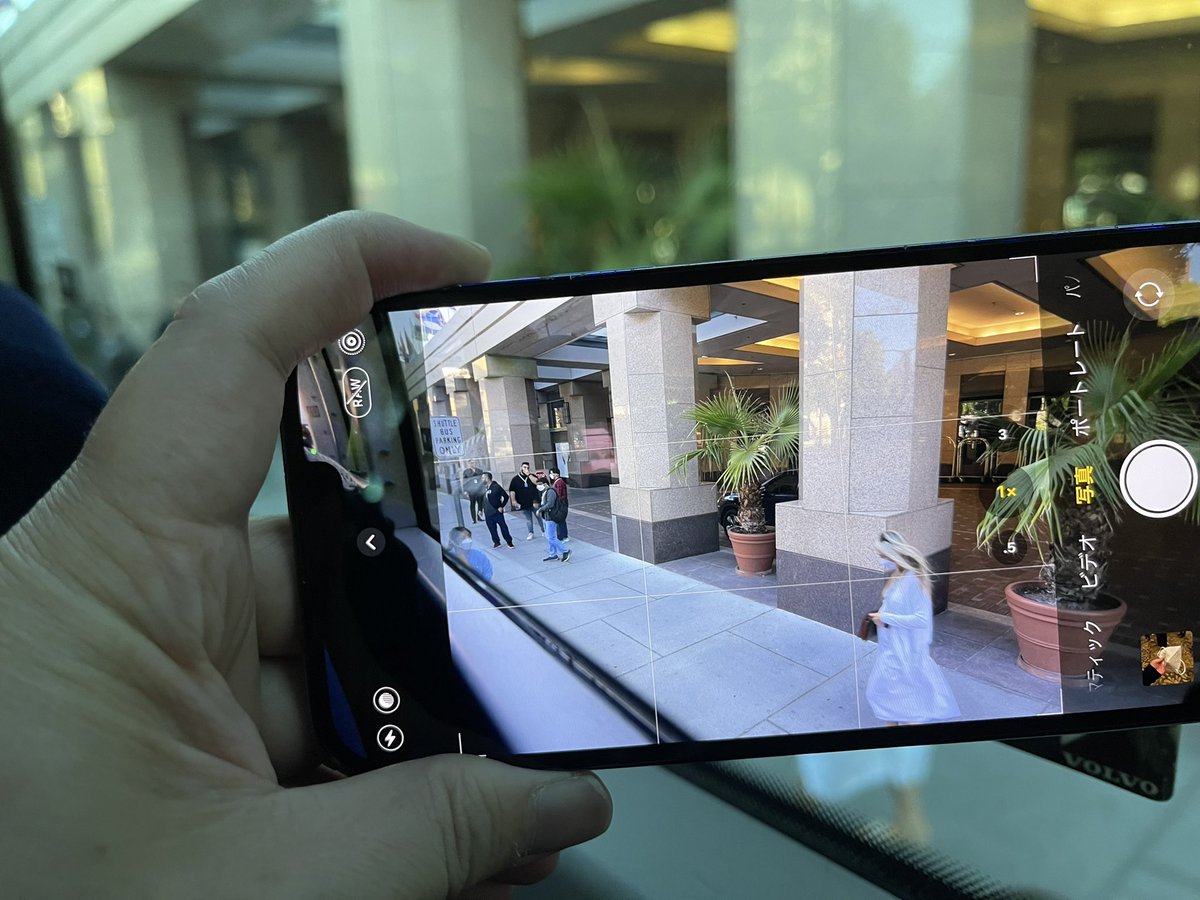 Iphoneのシャッター音が米国に着いた途端 マナーモード時鳴らなくなると話題 マナーモードにしてもシャッター音鳴るのは日本 の電話会社が顧客を痴漢犯罪者と疑って続けてる習慣で世界で日本だけの仕様 Togetter
