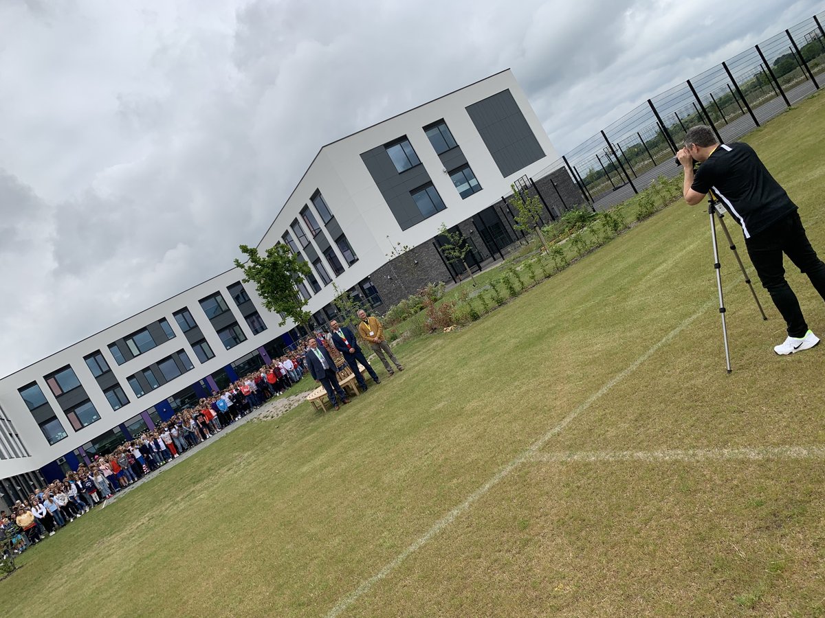 ChrisLennonPR's tweet photo. The bank holiday weekend may be over, but the 'Platy Jubes' celebrations continue across @BedsSchTrust!

Have been @PixBrookA today for their red, white and blue non-uniform day, Big Jubilee Lunch (the 🧁 was yum!) and the unveiling of an oak tree and bench.

#PlatinumJubilee https://t.co/qC7OOU8di5