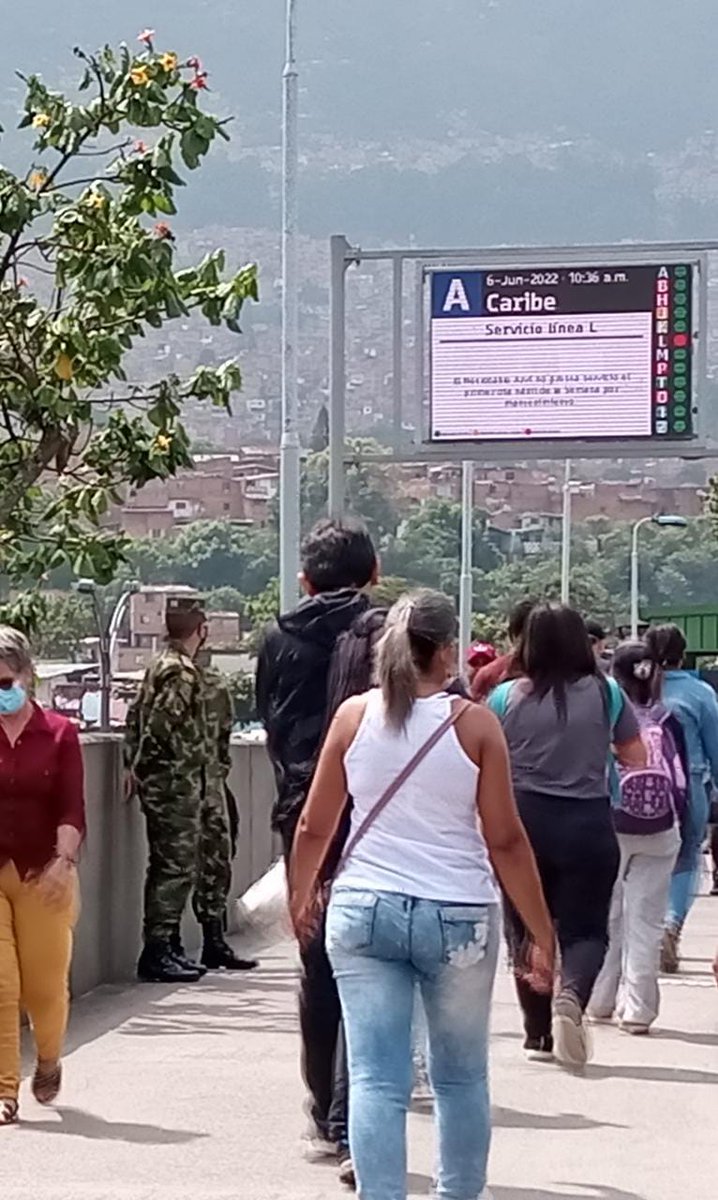 RedsVoz's tweet photo. Se repite la historia el mismo día siendo las 10:36 a.m, en el puente estación Caribe del @metrodemedellin, presencia del @COL_EJERCITO en operativo sorpresa, @simonperezlon a la política pública hay que darle celeridad, ya que no respetan la ley 1861 de 2017. #YoObjeto https://t.co/dh1gwIRkFt