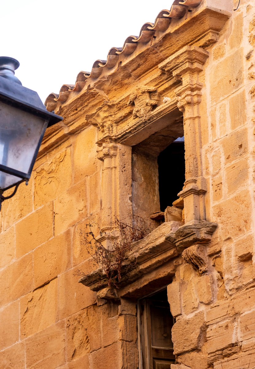 somdemallorca's tweet photo. El nucleo histórico de Alcúdia es una joya. Hay que vivirlo. Hay que sentirlo. Las piedras nos hablan y nos cuentan siglos de historia #alcudiaexperience #somdemallorca #mallorcaisculture https://t.co/AIoUnCI8Lg