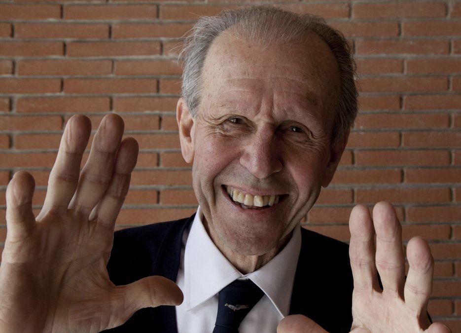 DarioPuppo's tweet photo. Nessuno come lui è riuscito a toccare le corde di tanti aficionados, sia al commento che su giornali, libri, riviste. Narratore unico, elegante, arguto, pozzo di conoscenza, spiazzante, che ti conquistava anche quando lo conoscevi di persona. Grazie di tutto signor Gianni Clerici https://t.co/Z5ZKR6azSb