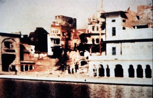 dashmeshpita's tweet photo. At about 9 p.m. on 6th June, entire city of 700,000 was plunged into darkness by a power outage. Half an hour later, Amritsar was shaken by powerful shelling, mortar explosion and machine-gun fire. The big battle had begun. Half the city was up on rooftops watching the battle. https://t.co/WfUqTPOrAJ