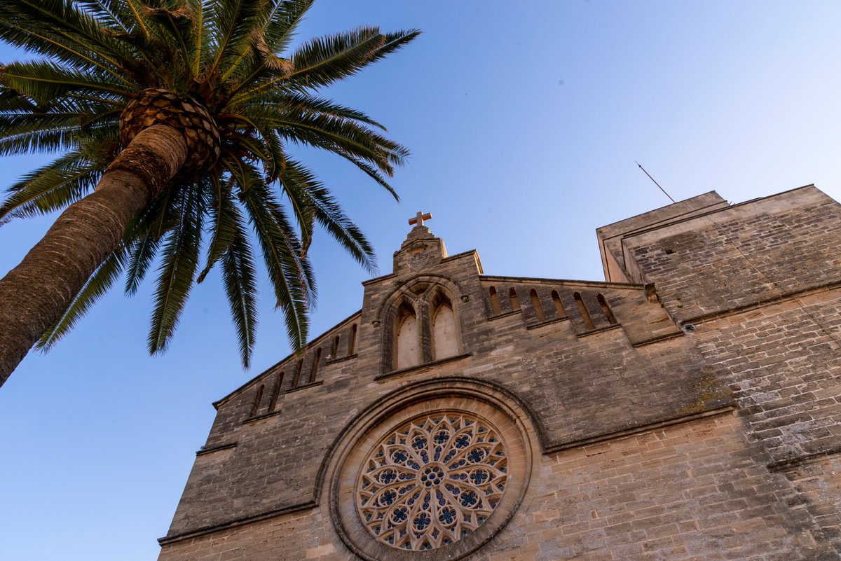 somdemallorca's tweet photo. El nucleo histórico de Alcúdia es una joya. Hay que vivirlo. Hay que sentirlo. Las piedras nos hablan y nos cuentan siglos de historia #alcudiaexperience #somdemallorca #mallorcaisculture https://t.co/AIoUnCI8Lg