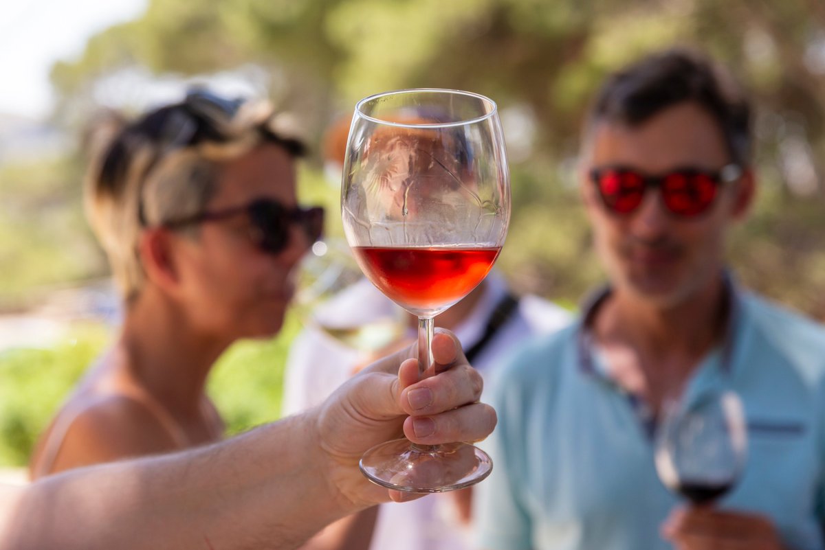 somdemallorca's tweet photo. ¿Qué puede haber mejor en el mundo que poder compartir una copa de vino frente al mar con las vistas que hay en la Ermita de la Victoria en Alcúdia? NADA #alcudiaexperience #somdemallorca https://t.co/u5RpKwueEd