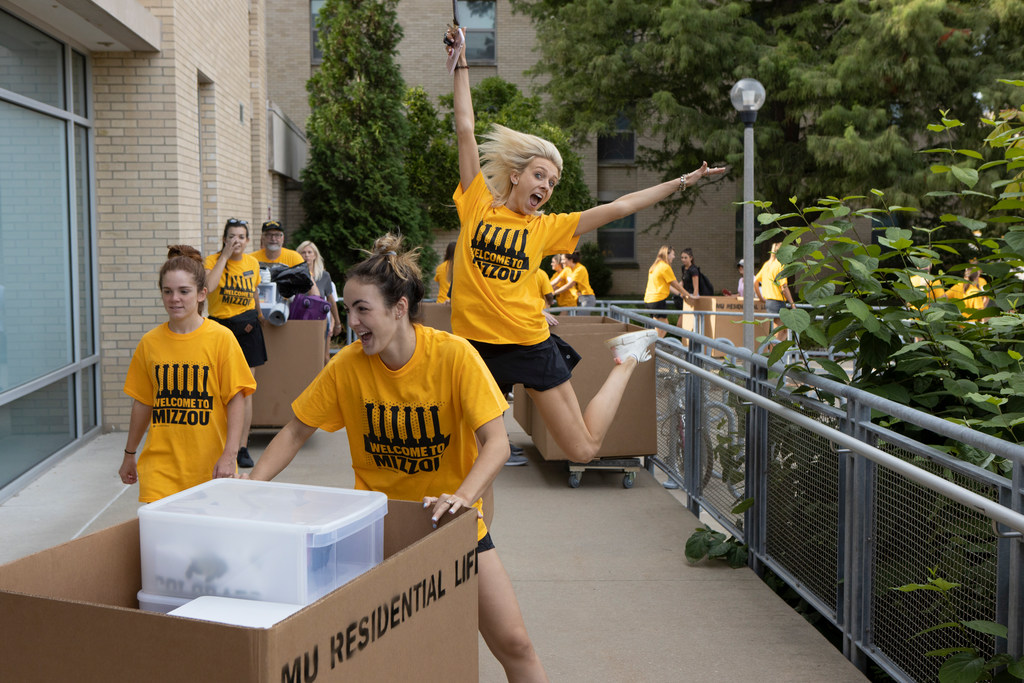 Help new Tigers get settled into their new homes! All members of the Mizzou community are welcome to sign up as move-in volunteers, giving students a helping hand. Volunteers are needed Aug. 13, 17 and 18 (and sign up by July 15 for a free t-shirt!) 🔗 missouri.qualtrics.com/jfe/form/SV_da…