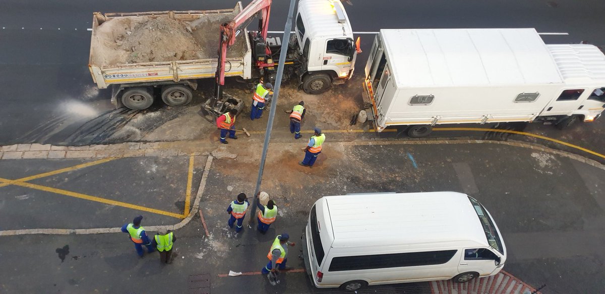 janiverster's tweet photo. @CityofCT thanks for fixing the water leak on Kloof Nek in a jiffy! https://t.co/Fk7myTYvnP
