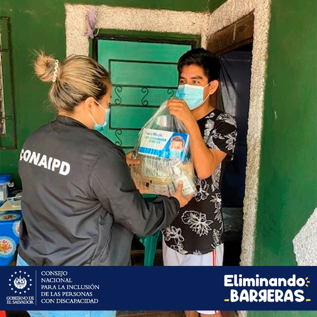 CONAIPD's tweet photo. Atendiendo las necesidades de la población con discapacidad, el @CONAIPD realizó la entrega de ayuda humanitaria a familias que habitan en los cantones El Guaje 1, Guaje 2 y Las Casitas, en la zona Sur de San Salvador.
#EliminandoBarreras https://t.co/ndZork6RyL