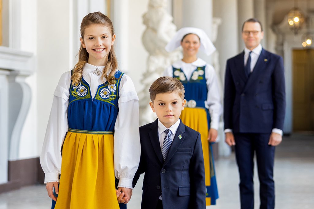 #NEW The Swedish Royal Court has released two new pictures of Crown Princess Victoria, Prince Daniel, Princess Estelle and Prince Oscar taken this morning in occasion of the opening of the Royal Palace to visitors in honour of Sweden’s National Day! 🇸🇪 

📷: Linda Broström