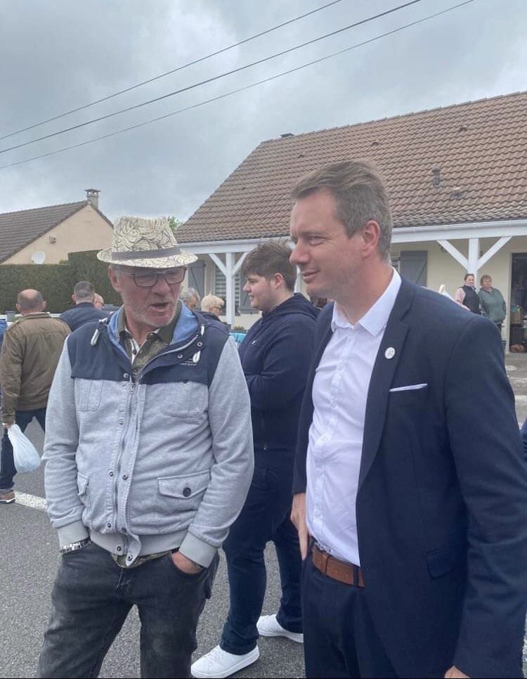 antoine_golliot's tweet photo. 🇫🇷 Ce matin, nous étions à la braderie de #Isques !
Très belles rencontres avec les Isquois et les habitants de la circonscription !
✅ Les Isquois ont placé @MLP_officiel en tête avec 52,31% !
#legislatives2022 #JeVoteRN #circo6205 https://t.co/NG8iiz9T8n