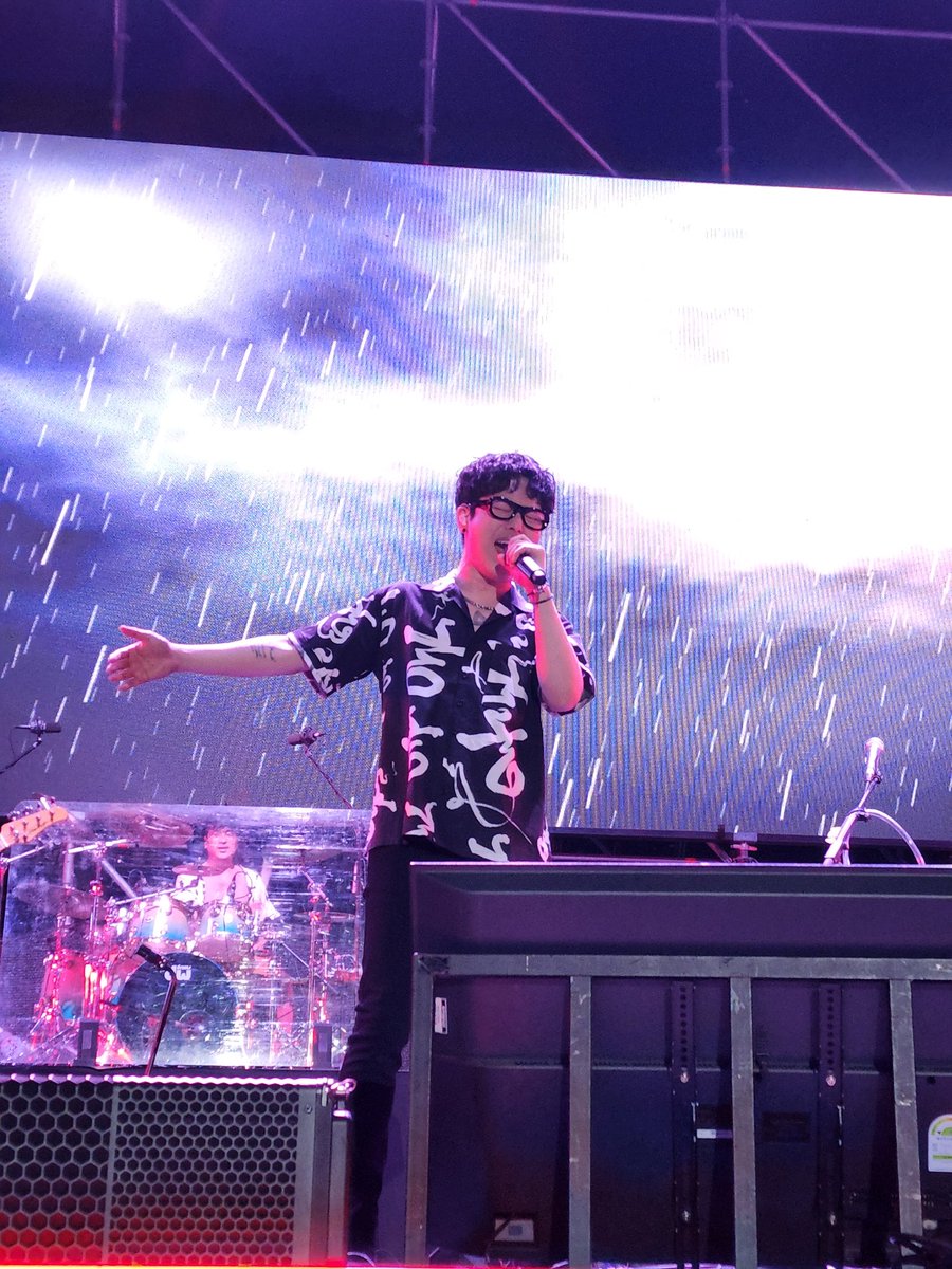 alwjd0326's tweet photo. 220528 피크페 #하현우 
다소 강렬했던 인크레더블 안경ㅋ https://t.co/1318Ek4OZu