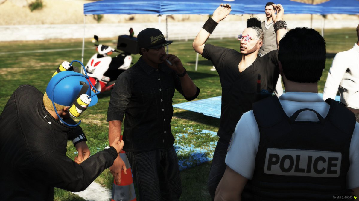StudiosDCPJ's tweet photo. Une fête illégale rassemblait une centaine de jeunes dans un parc de la ville cet après-midi. 
Les @FO_SDCPJ ont évacué dans le calme les jeunes. 4 interpellation ont eu lieu, notamment pour des violences et outrages. #Simulation https://t.co/gmkgLuRWEQ