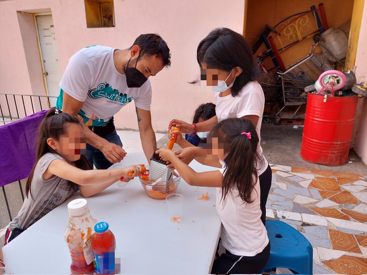 HABITUSAC's tweet photo. El pasado martes, estrenamos las mesas que compramos con la donación que nos hizo la banda de la Gaticueva. Las inauguramos preparando un cocktail de camarón vegetariano. Gracias a ello, la pandilla aprendió a comer sanamente, a compartir y a meterle mano a la cocina. https://t.co/h1AmnsP89t