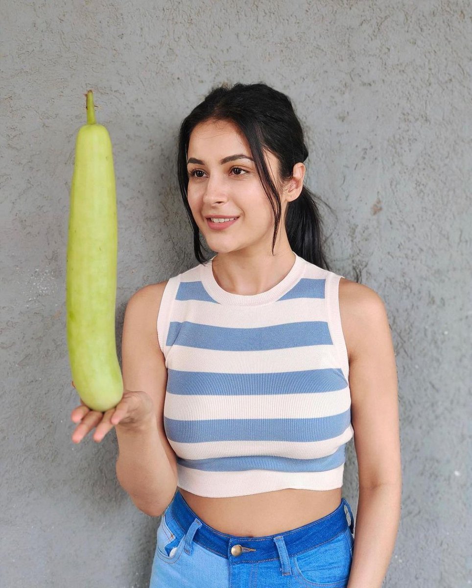 BollyTellyBuzz's tweet photo. Eat Lauki be healthy ft #ShehnaazGill 😝 https://t.co/EzL66sjyqU