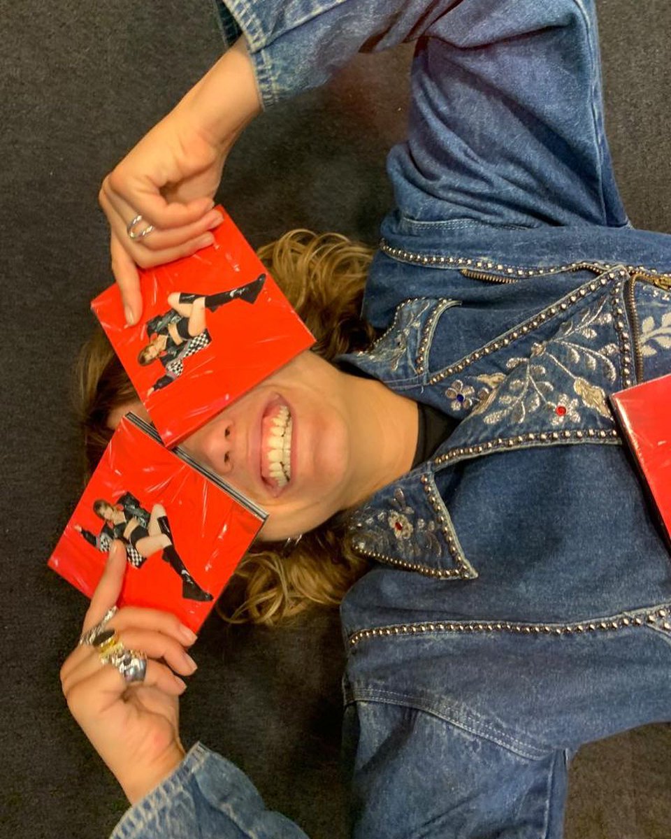 IZÏA HIGELIN tweet media