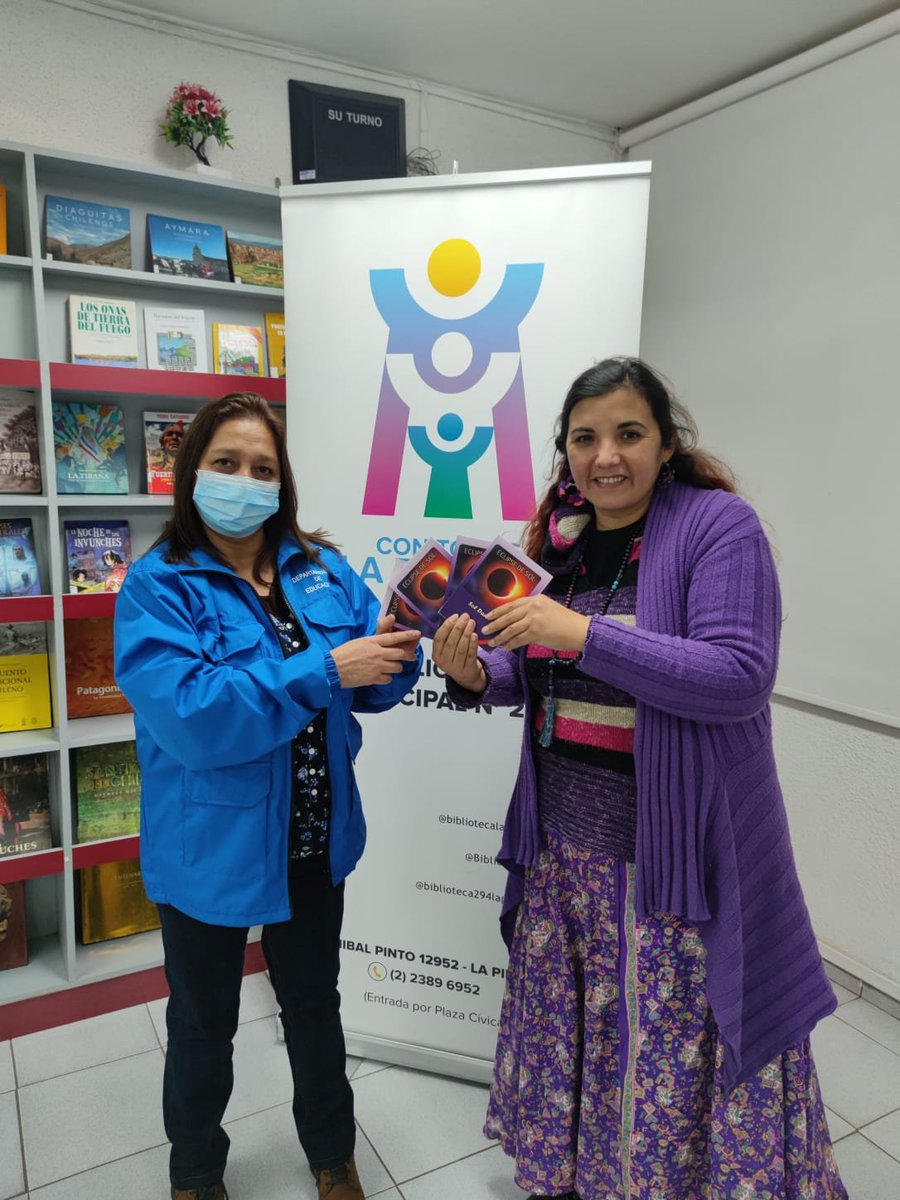 Escritora Sol Danor realiza donación de ejemplares de su libro "Eclipse de Sol", durante su visita a la Biblioteca Municipal de La Pintana, en donde también realizó una charla sobre la marginalidad en las letras.