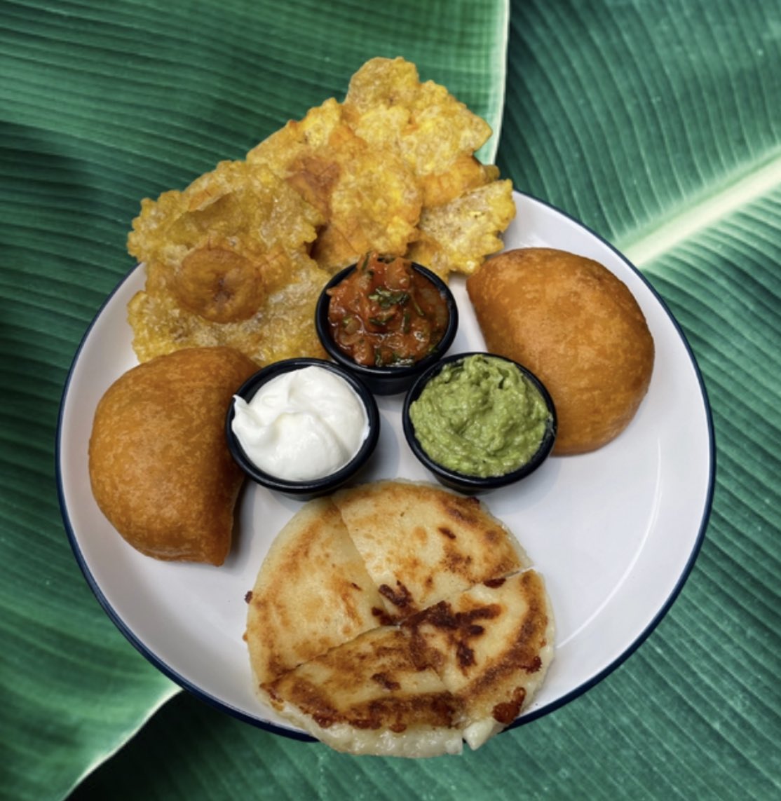 Sharing Platter:
- 2 x Empanadas 
- Arepa 🫓 
- Plantain slices 
- Salsa, SourCream and Guacamole 
👌👌who you want to share it with?? 
Tag your friends🥰🥰
.
#sharing #sharingplatter #friends #family #salsa #guacamole #lalatinacambridge #foodcambridge #foodie #foodiesincambridge
