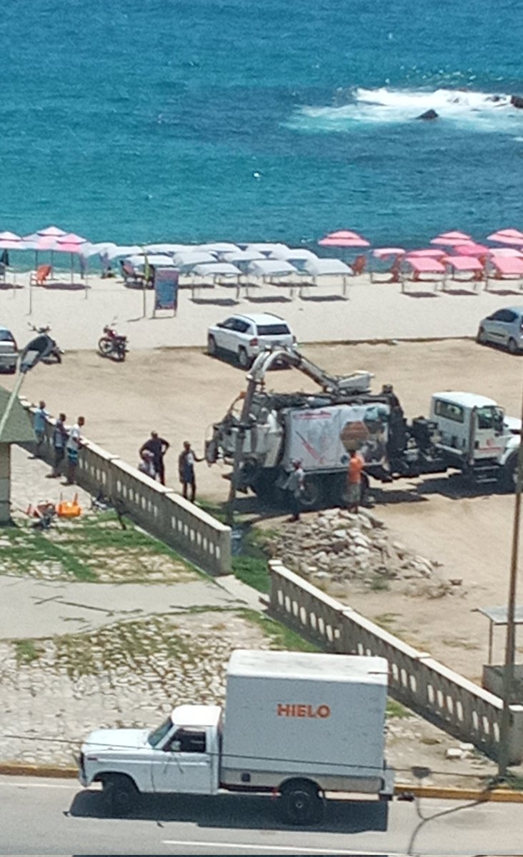 gamami1962's tweet photo. Como es posible de succionar agua negras lo llevan a canal de agua de lluvia en  la playa Coral Los Corales Vargar av La playa @jguaido @joseolivaresm https://t.co/a09yuLp5zq