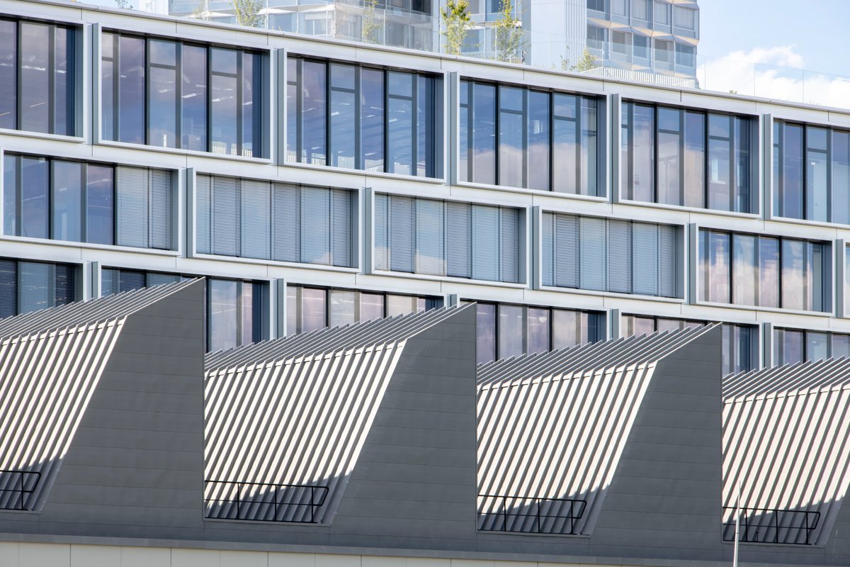 arthurweidmann1's tweet photo. L'immeuble Metal 57, nouveau siège de @BNPPRE_FR  inauguré cette année à #BoulogneBillancourt. Le projet incluait la réhabilitation des anciens ateliers Renault conçus par l'architecte Claude Vasconi.

Archi : Dominique Perrault
@arcora_ 

https://t.co/hWDbPBoX1q https://t.co/6L1QAIk8TE