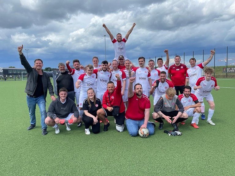 rot_weiss_essen's tweet photo. 🎉🙌 Glückwunsch, #TeamIII! Die #rotweisse Inklusionsmannschaft hat den Aufstieg in die Kreisliga B geschafft. 🟥⬜️
⚽️ Was noch an der #Seumannstraße los war 👉 https://t.co/91PhZfcYZy
#immeRWEiter #nurderrwe https://t.co/bs4CWxry1c