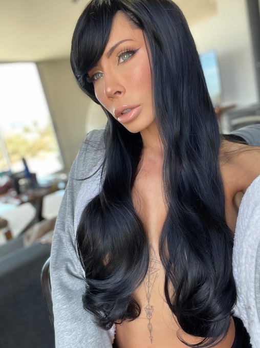 Rate out of 10 how well I positioned this 😁  #MondayMotivation https://t.co/M88djTeJO6<a href="/tag/mondaymotivation"class="tags">#MondayMotivation</a>