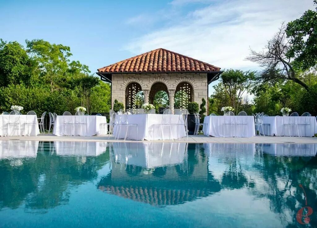 Dining by the water is always a yes for us!
​
​Planning: @marieroseevents
​Florist: @newleafoklahomacity
​Rentals &amp; Linen: @eventuresinc
​Guest Seating &amp; Tent: @mariannesrentals
​Band: <a href="/partyotm/">Party On The Moon</a>
​Caterer: @abbeyroadcatering
​Lighting: @toucan_okc
​Photobooth: @thesnlbooth
​P…