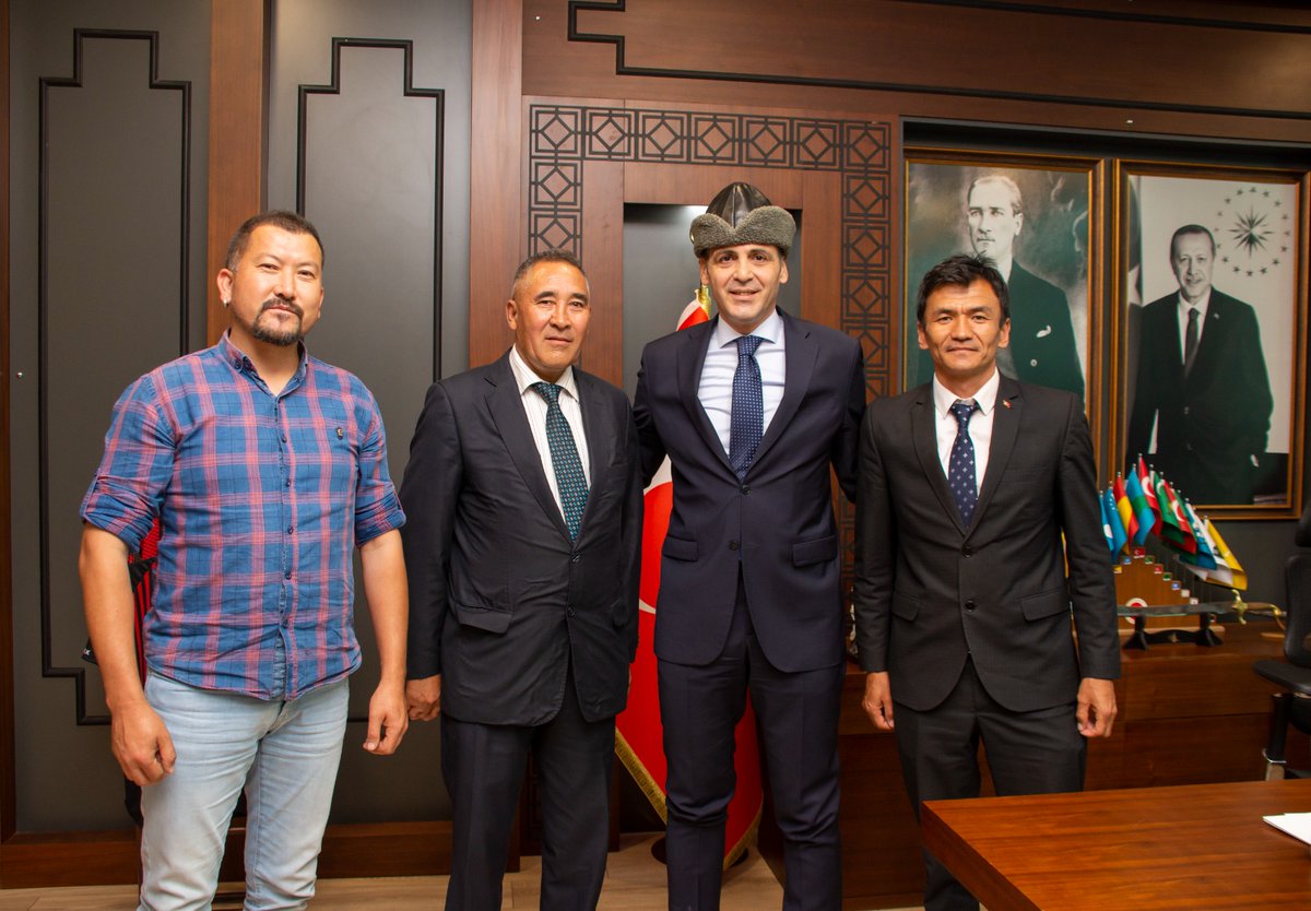 Van Emniyet Müdürlüğü 🇹🇷 (@vanemniyet) on Twitter photo Atayurt Dernek Başkanı Sn. Kenan Evren AYTAÇ, Sn. Hasan ŞANLI ve Sn. Yurdaş GÜÇLÜ, İl Emniyet Müdürümüz Sn. Atanur AYDIN'ı makamında ziyaret etti.
<a href="/ayd_atanur/">Atanur Aydın🇹🇷</a> Atayurt Dernek Başkanı Sn. Kenan Evren AYTAÇ, Sn. Hasan ŞANLI ve Sn. Yurdaş GÜÇLÜ, İl Emniyet Müdürümüz Sn. Atanur AYDIN'ı makamında ziyaret etti.
<a href="/ayd_atanur/">Atanur Aydın🇹🇷</a>