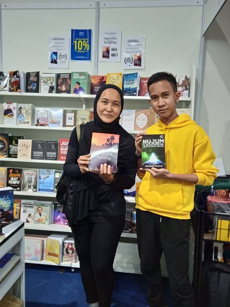 An honour to meet high-schooler <a href="/iqmalizzat_/">Iqmal Izzat | Novelis Designer</a> and congratulate him for having 3 books out on sale during this leg of the biggest book fair in the country. I buy #InstafamousBalikKampung first ok, and enjoy #NujumCasiopeia.