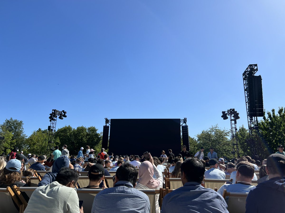 TheHouseOfCode's tweet photo. 14 minutes to go #WWDC22 https://t.co/aNIJdgctrL