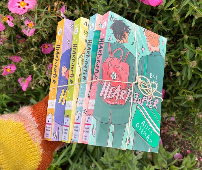 Obsessed with the Netflix adaptation of #Heartstopper? We've got the full set of books by <a href="/AliceOseman/">Alice Oseman Updates</a> to give away 🙌

To win: 

👉 Follow us
👉 RT this tweet

UK only 🇬🇧 T&amp;Cs: bit.ly/3Q69AiY