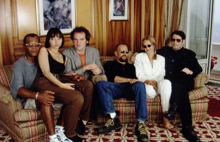 projectionistw's tweet photo. Samuel L. Jackson, Maria de Medeiros, Quentin Tarantino, Bruce Willis  Uma Thurman and John Travolta  'Pulp Fiction' (1994). https://t.co/4bRFcRYlHo